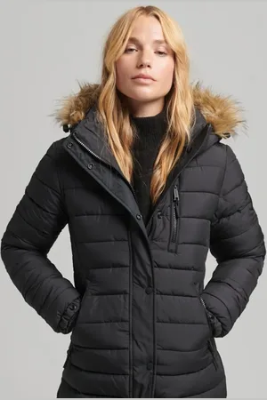 Superdry – Longline-Puffermantel in mit Kapuze samt Kunstpelz-Besatz