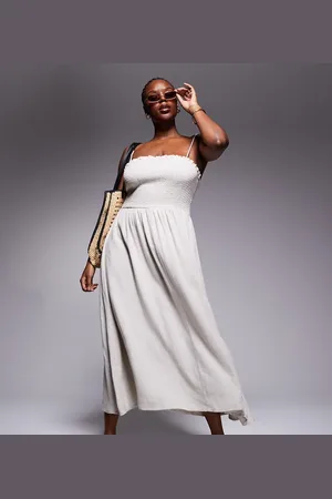 ASOS ASOS DESIGN Curve – Isabel – Gesmoktes, trägerloses Strandkleid aus Leinenmix in Natur