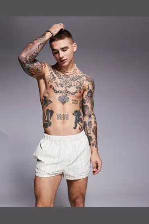 ASOS – Superkurze Seersucker-Badeshorts in gestreiftem Steinbeige