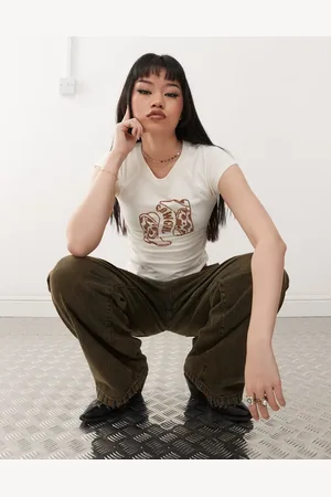 Noisy May – Knapp geschnittenes, beflocktes T-Shirt in mit „Cowgirl“-Print