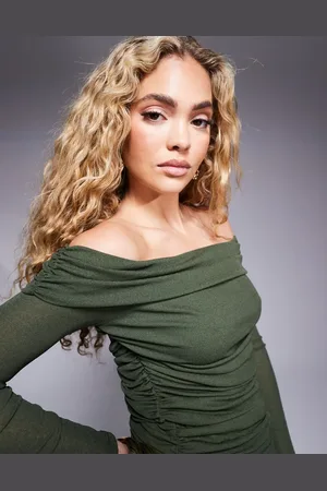 River Island – Gerafftes Oberteil in Khaki mit Carmen-Ausschnitt