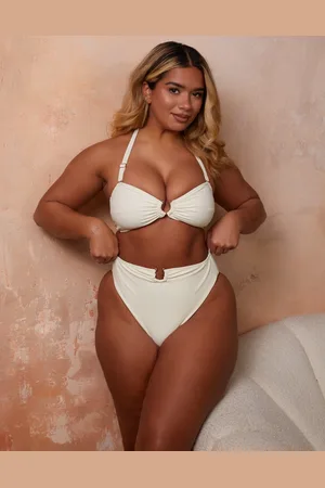 Wolf & Whistle X Natalie Gessey – Größere Brust – Bikinihose in Cremeweiß mit hohem Bund und goldfarbenem Besatz