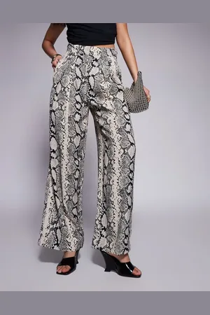 River Island – Schlaghose in Creme mit Schlangenprint