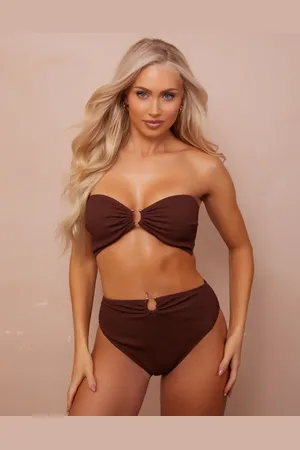 Wolf & Whistle X Abby Benson – Größere Brust – Gekräuselte Bikinihose in mit hohem Bund und goldfarbenem Detail