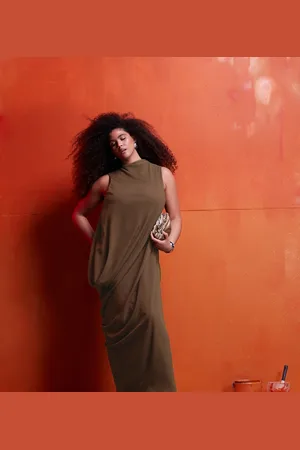 ASOS ASOS DESIGN Curve – Ärmelloses, asymmetrisches, transparentes Kleid in Hellbraun