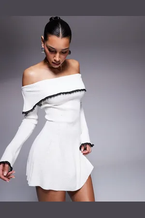 Missyempire Missy Empire – Minikleid aus weißem Strick mit Bardot-Ausschnitt mit Umschlag und Spitzenborte