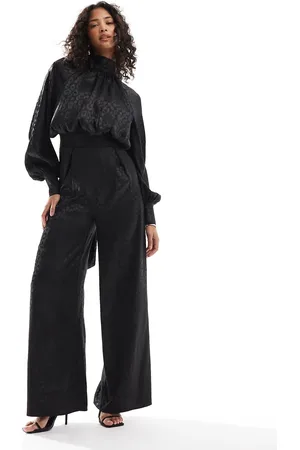 TFNC – Hochgeschlossener, langärmliger Satin-Jumpsuit in