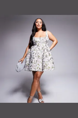 ASOS Curve – Kurzes Skater-Kleid aus Jacquard mit Vintage-Blumenmuster, betonter Taille und Rückenschleifen