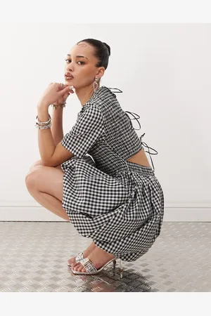 Amy Lynn – Gesmoktes Minikleid mit Schößchen, Bindebändern hinten und Vichykaromuster in Schwarz/Weiß