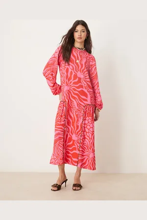 Never Fully Dressed – Midaxi-Kleid in Rot und mit tiefem Saum und Oversize-Schnitt