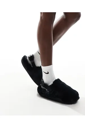 Nike – Calm – Flauschige Mules in