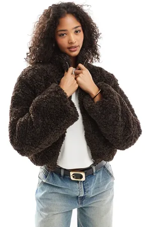 VERO MODA – Kurze Teddyfell-Jacke in Schokobraun