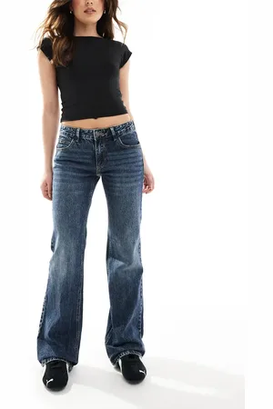 Stradivarius – STR – Schlagjeans in dunkelblauer Waschung mit niedrigem Bund