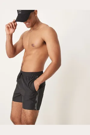 Calvin Klein – Badeshorts in mit Logostreifen und Kordelzug