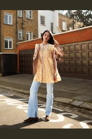 Stradivarius – D74 – Ausgestellte Jeans in heller Waschung mit Schlitz
