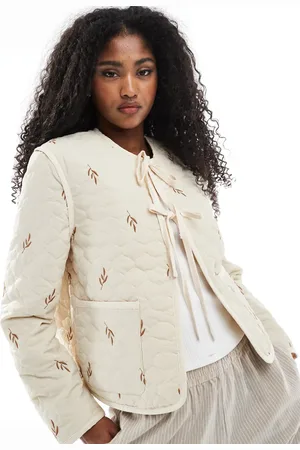 VERO MODA – Steppjacke in Cremeweiß mit gebundener Vorderseite