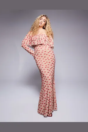 AFRM – Dahlia – Schulterfreies Maxikleid in Mandelfarbe mit Rüschen und Kuss-Print