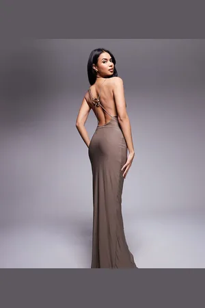 Fashionkilla – Exklusiv – Anschmiegsames, doppellagiges, figurbetontes Maxikleid in Taupe mit Wasserfallausschnitt und schmalen, am Rücken überkreuzten Trägern mit Metallring