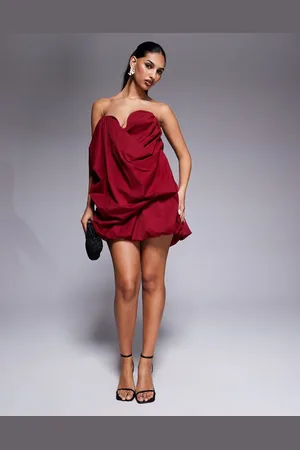 ASOS – Bandeau-Minikleid in Burgunderrot mit drapierter Brustpartie und Ballonsaum