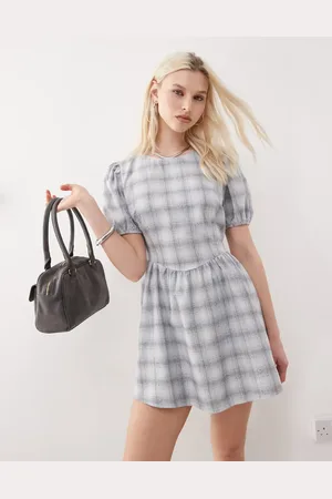 Reclaimed – Mini-Hängerkleid in Grau kariert mit Schleife am Rücken