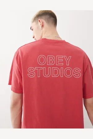 Obey – T-Shirt in pigmentiertem Himbeerrot mit „Studios“-Logo und Rückenprint
