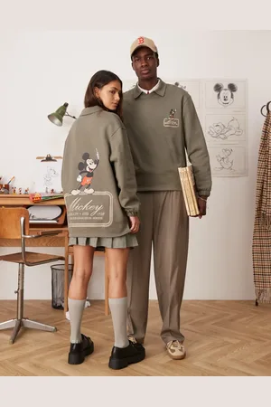 ASOS – Disney – Kastiges Unisex-Polo-Sweatshirt in Khaki mit „Mickey Mouse“-Aufdruck und Oversize-Passform