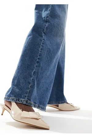 London Rebel – Slingback-Schuhe in cremeweißer Lackoptik mit Schleifendetail und Pfennigabsatz, weite Passform
