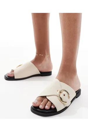 London Rebel – Flache Sandalen in Cremeweiß mit überkreuzten Schnallenriemen