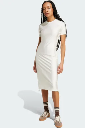 adidas – Gerafftes Cali-T-Kleid in Cloud White mit 3-Streifen