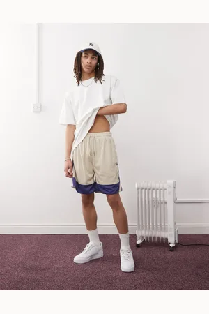 New Era – Netzstoff-Shorts in Cremeweiß mit farblich abgesetzter Bahn