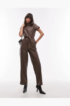Topshop – Kurzärmliger Utility-Jumpsuit aus Kunstleder in Braun