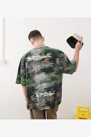 COLLUSION – Locker geschnittenes T-Shirt mit Graffiti-Print und Military-Muster