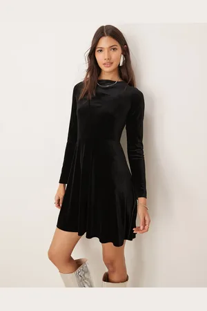 New Look – Minikleid aus Samt in mit Rückenschleife