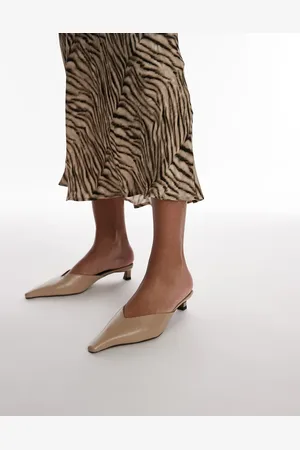 Topshop – Dolly – Sandalen in Taupe mit geschlossener Zehenpartie und Absatz