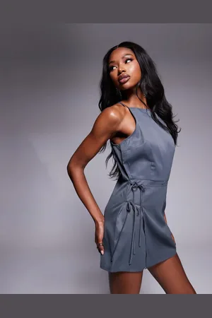 Missyempire – Hochgeschlossener Skort-Playsuit in Anthrazit mit gebundenem Wickeldetail an der Seite