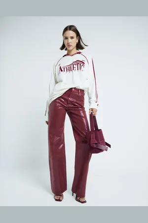 River Island – Locker geschnittene Straight Jeans in Burgunderrot mit Schlangenmuster