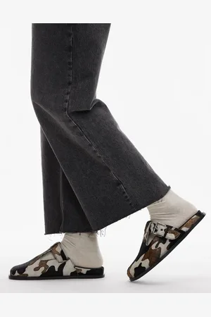 Topshop – Annie – Leder-Clogs mit Ponyfell mit Kuhflecken und Schnalle