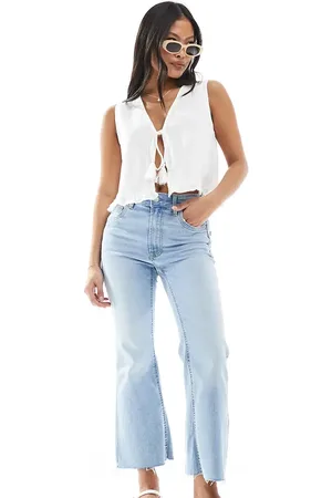 Stradivarius Petite – D78 – Verkürzte, ausgestellte Jeans in heller Waschung