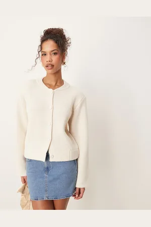 AWARE – Strick-Bomberjacke in Creme mit Knopfleiste