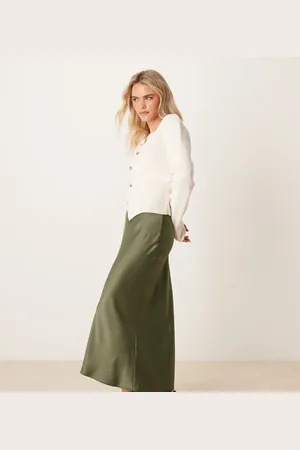 New Look – Satin-Midirock in Khaki mit Schrägschnitt