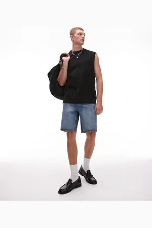Topman – Gerade geschnittene Jeans-Shorts in mittelblauer Waschung mit offenem Saum