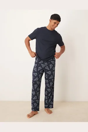 Urban Threads – Polyester-Pyjama in Blau mit T-Shirt und Hose mit Weihnachtsbaummuster