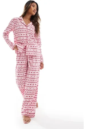 Boux Avenue – Weihnachtlicher Fleece-Pyjama mit langärmligem Hemd und Hose mit Norweger-Print, inkl. Tasche