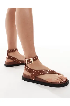 London Rebel – Flache Sandalen in Hellbraun mit Zehenschlaufe und Nieten