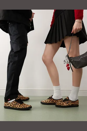 Vans Authentic – Lowpro – Sneaker in und mit Leopardenmuster sowie Oversize-Schnürsenkeln