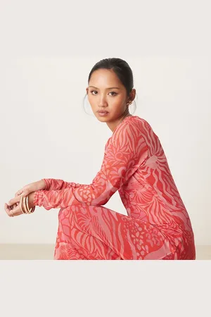 Never Fully Dressed Petite – Langärmliges Midaxi-Kleid aus Netzstoff in Rot und