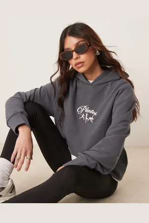 ASOS – Kapuzenpullover in Schiefergrau mit erhabenem „Pilates“-Print