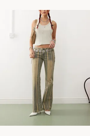 Edikted – Eternity – Ausgestellte Jeans in Sand-Waschung mit Nadelstreifen im Stil der 70er