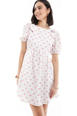 The Frolic – Exklusives Mini-Hängerkleid in Cremeweiß mit Blümchenmuster, Puffärmeln, Schleifendetail an den Schultern und gebundener Rückseite
