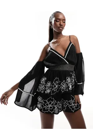 River Island – Verzierter Playsuit in mit Engelsärmeln